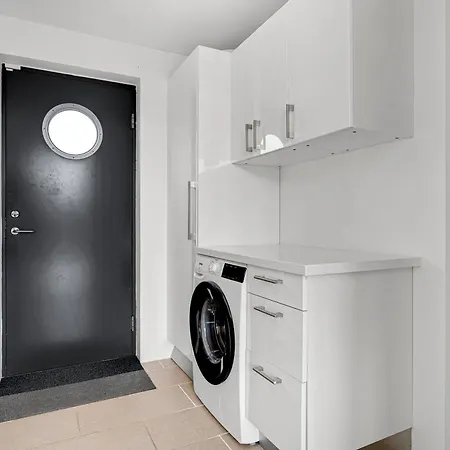 Flot Arkitekttegnet Tæt På God Sandstrand * Knebel